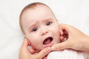 نوزادان در سنی دندان در می آورند
