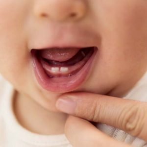 نوزادان چند ماهگی دندان در می آورند؟