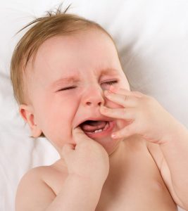 هنگام دندان درآوردن نوزادان چه علائمی از خود نشان می دهند