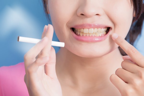 تاثیر دخانیات بر خرابی ریشه دندان | سیگار و خرابی دندان - ژنیک