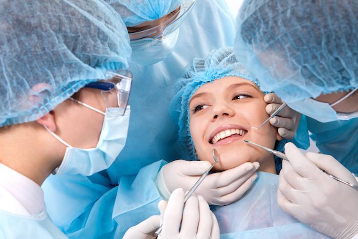 چه موقع باید دندان را جراحی کرد؟ | کشیدن دندان با جراحی - ژنیک