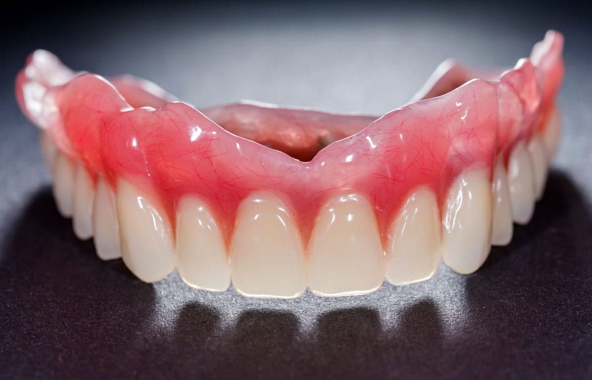 انواع پروتز دندان و قیمت آن | قیمت دندان پروتز متحرک وثایت - ژنیک