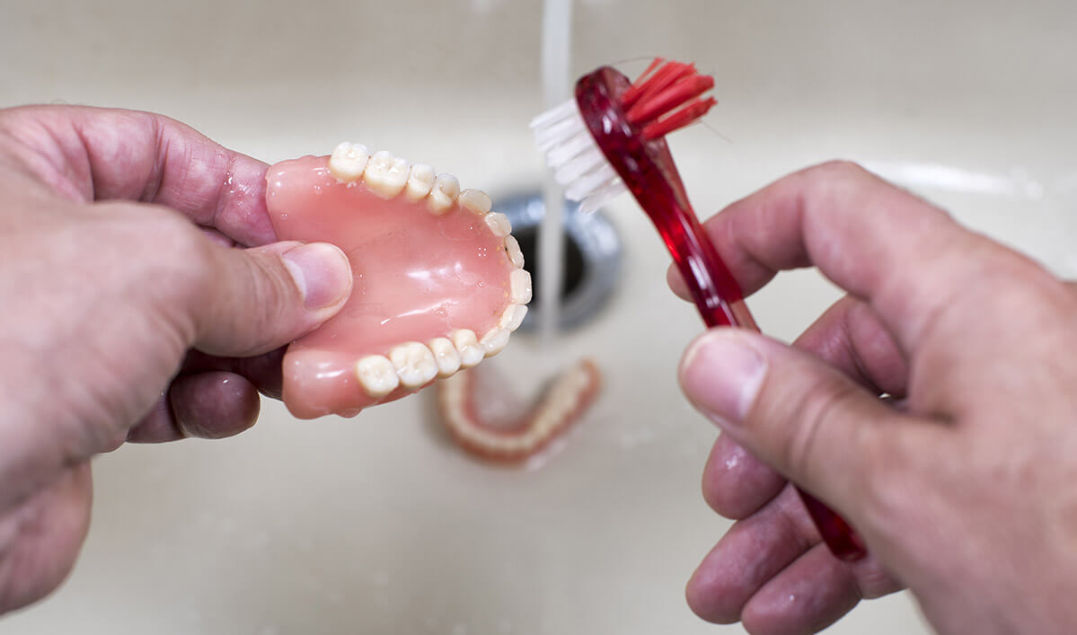 چگونه از دندان مصنوعی مراقبت کنیم؟ |طریقه مراقبت از دندان مصنوعی - ژنیک