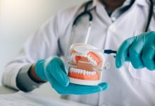 روش های تمیز کردن دندان مصنوعی
