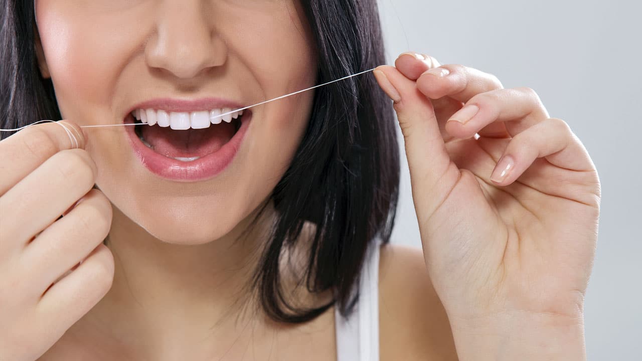 نحوه استفاده صحیح از نخ دندان